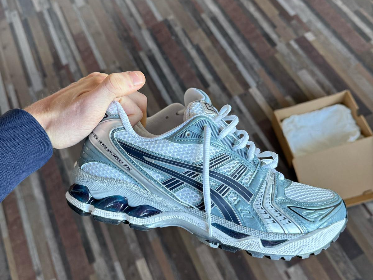ASICS Gel-Kayano 14 'Fjord Grey': De Retro Runner die de Streetwear-Scene Veroverde
