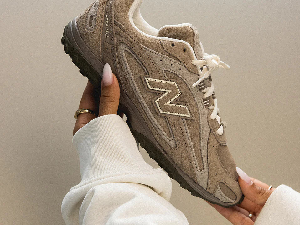 Waarom de New Balance 204L Mushroom Arid Stone dé sneaker van nu is