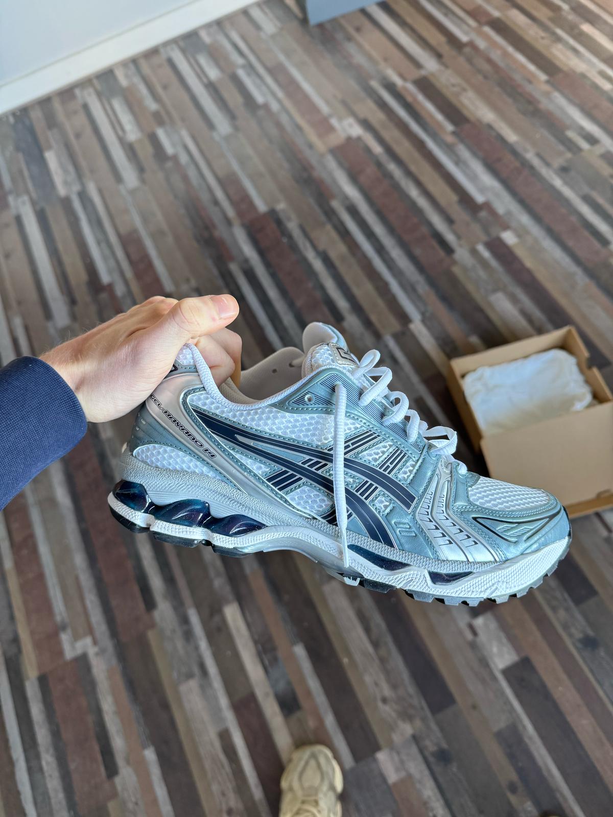 ASICS Gel-Kayano 14 'Fjord Grey': De Retro Runner die de Streetwear-Scene Veroverde