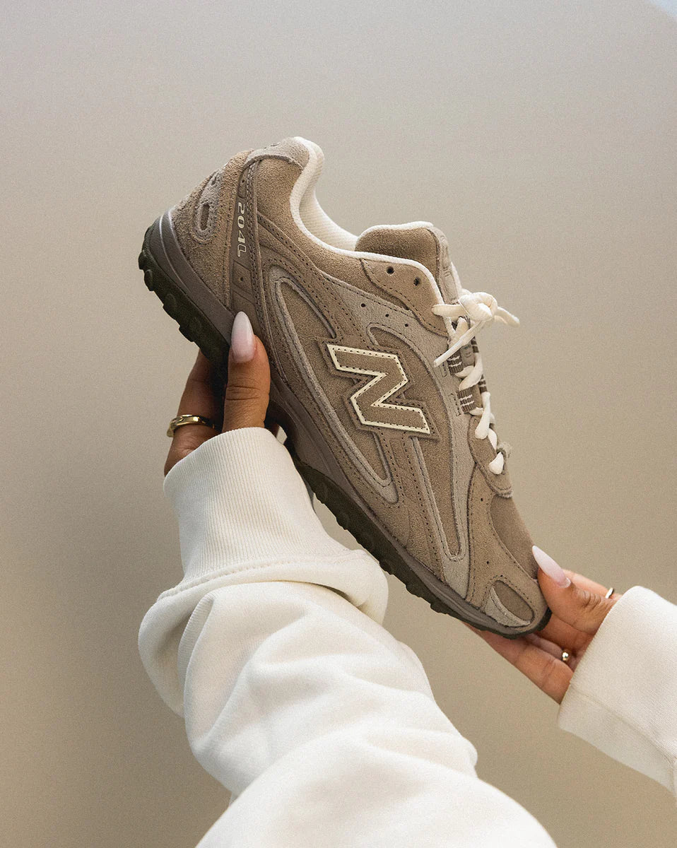 Waarom de New Balance 204L Mushroom Arid Stone dé sneaker van nu is