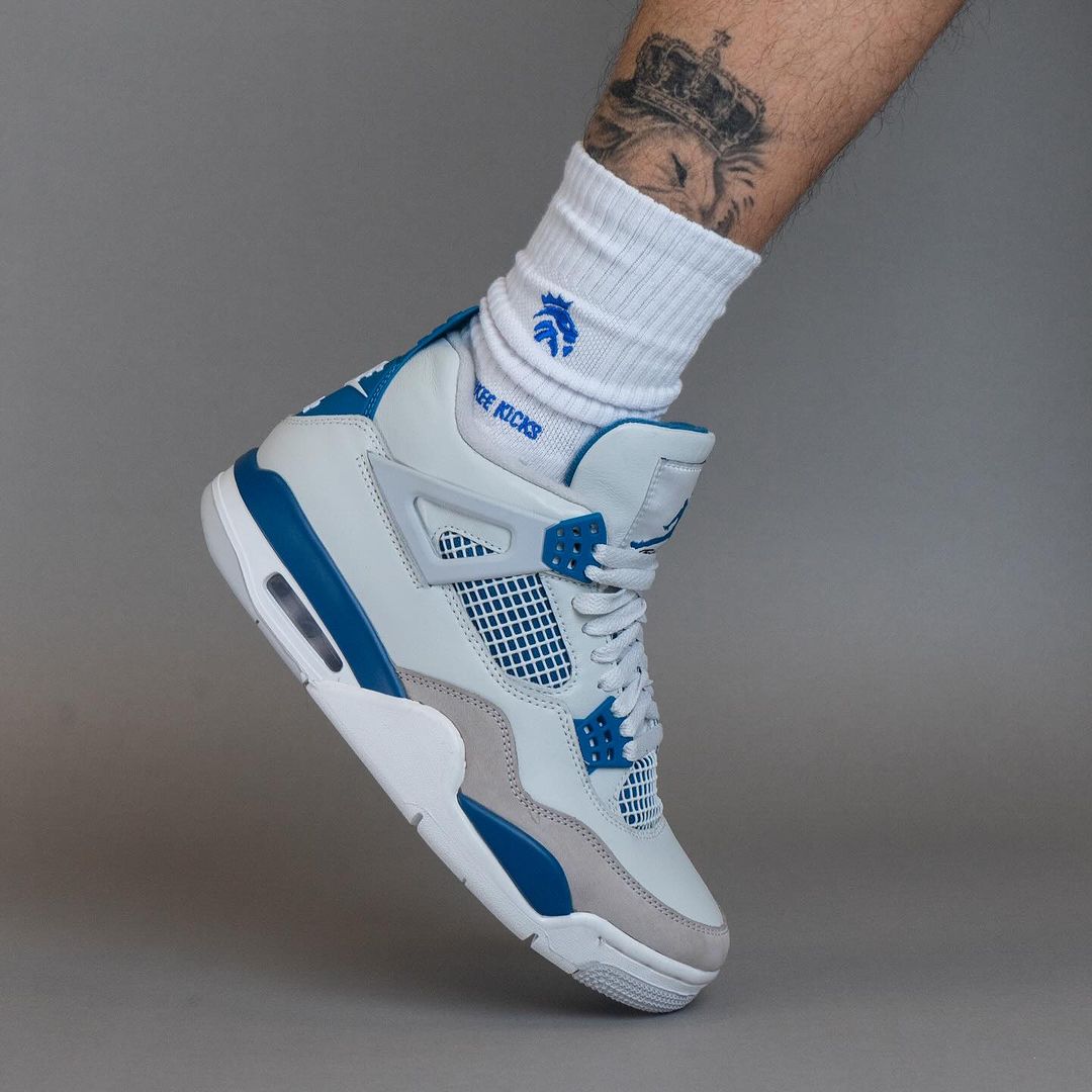 Jordan 4 military blue aan 